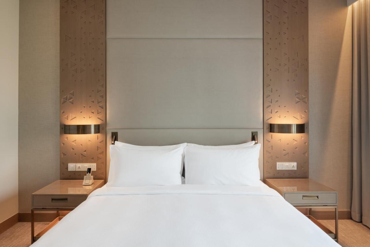 Palace Beach Resort Fujairah Buitenkant foto A bedroom at the hotel