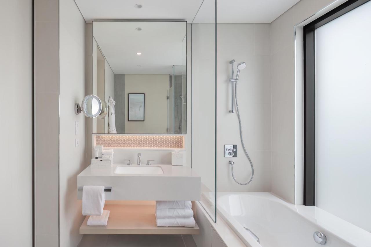 Palace Beach Resort Fujairah Buitenkant foto A bathroom in a hotel