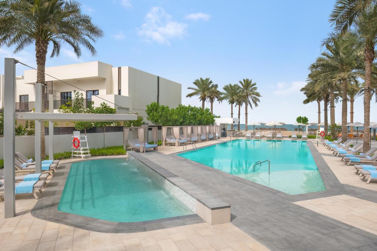 Palace Beach Resort Fujairah Buitenkant foto The swimming pool at the hotel